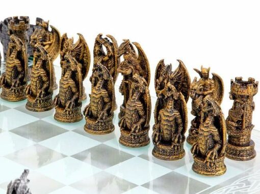 Ensemble "Dragons" Echiquier en Verre et Jeu d'Echecs en Résine Peint