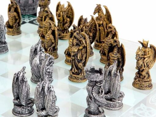 Ensemble "Dragons" Echiquier en Verre et Jeu d'Echecs en Résine Peint
