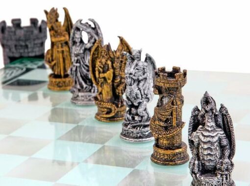 Ensemble "Dragons" Echiquier en Verre et Jeu d'Echecs en Résine Peint
